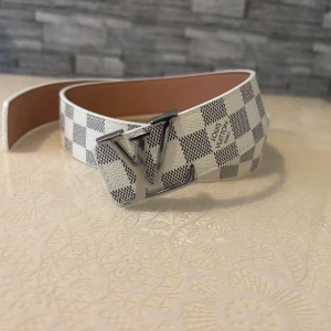 Snyggt vit L*V bälte - Bältet är helt nytt och oanvänt. Bältet är size 105