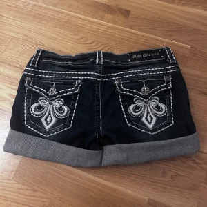 shorts från Miss Chic - Mid/low rise shorts. Säljer då det inte passar mig. Har klippt om dom till shorts men går att sy ihop i slutet. Midjemått: 80 storlek S. Skriv innan ni använder köp nu. INGA BILDER PÅ 