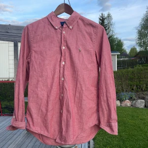 Ralph lauren - Använd få gånger. Storlek XS, det är en rosa linnéskjorta. Inget fel på den.
