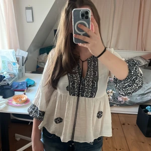 Blus från Zara - Super gullig blus från Zara perfekt till sommaren🥰