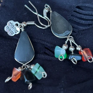 Handgjorda örhängen av sten! - Handgjorda örhängen av sten. Höjd: 4 cm. Nickelfria. Oanvända. 