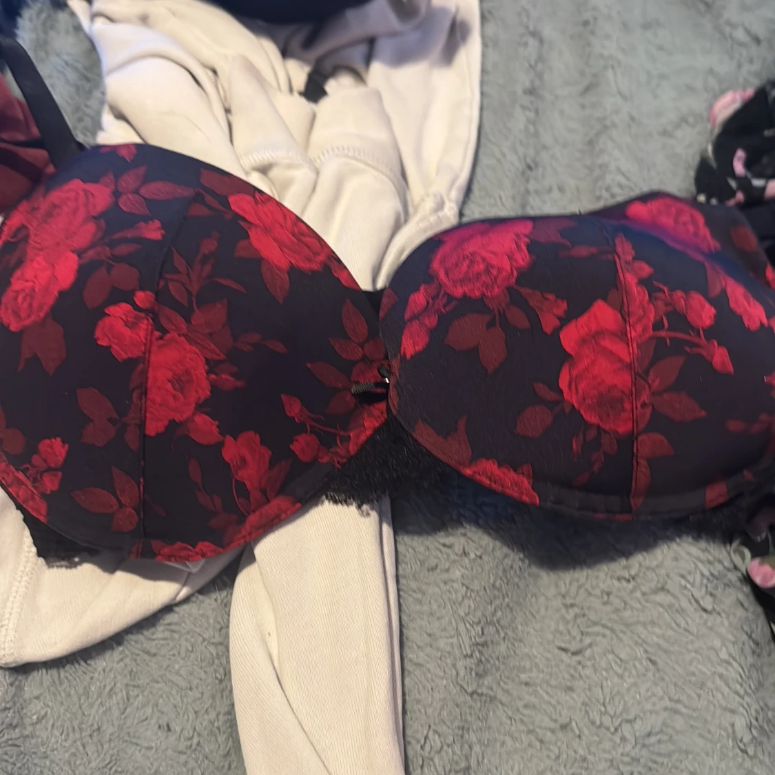 Svart och röd blommig BH från Dorina