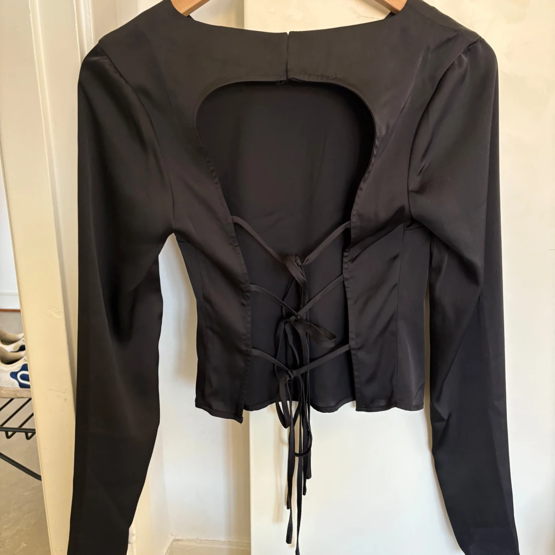 Svart  topp med öppen rygg  - 1