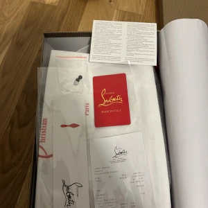 Christian louboutin - Ett par grå louboutin med klassiska spikar. Storlek 42 och är väldigt fräsha