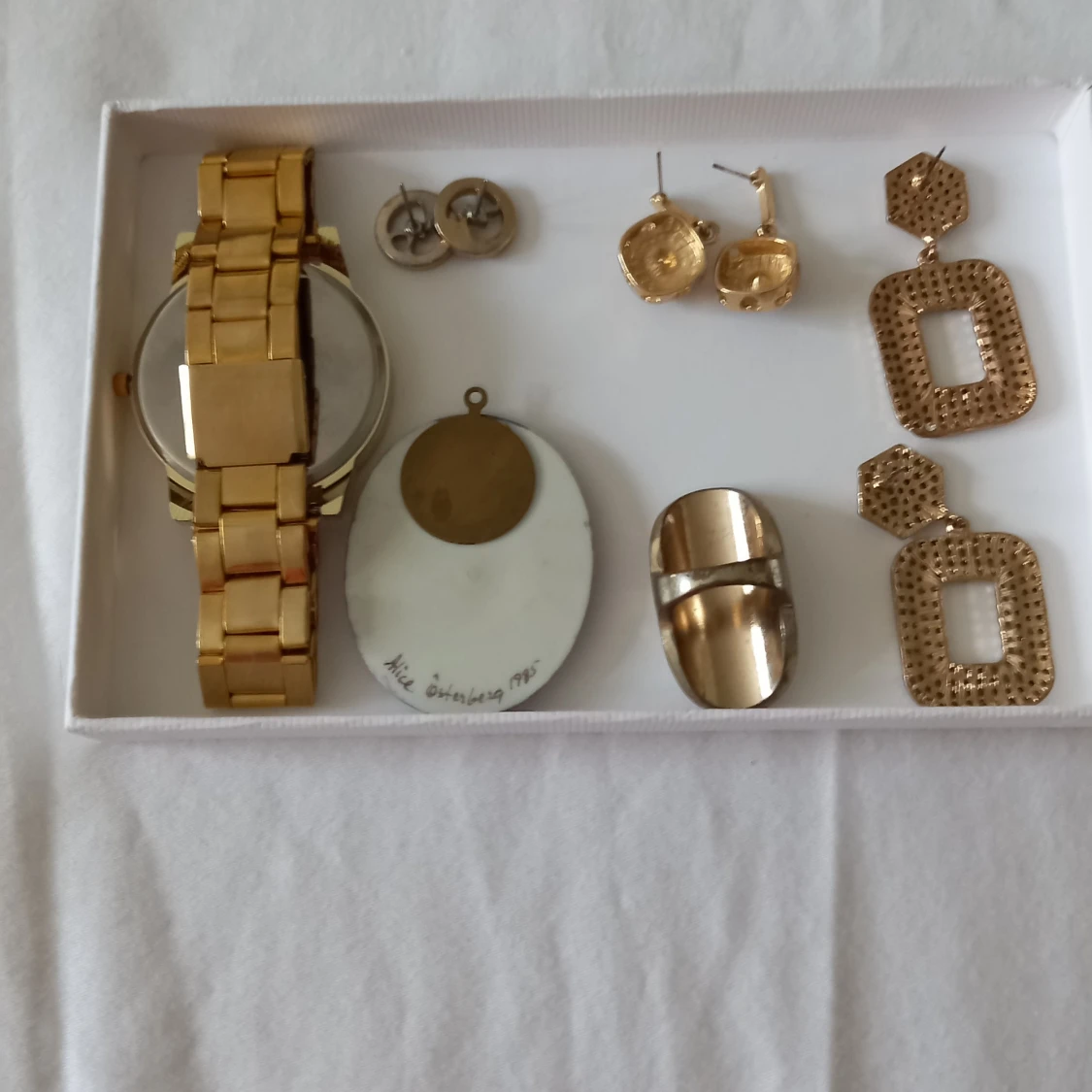 Mix av smycken och klocka i guld och lila - 2