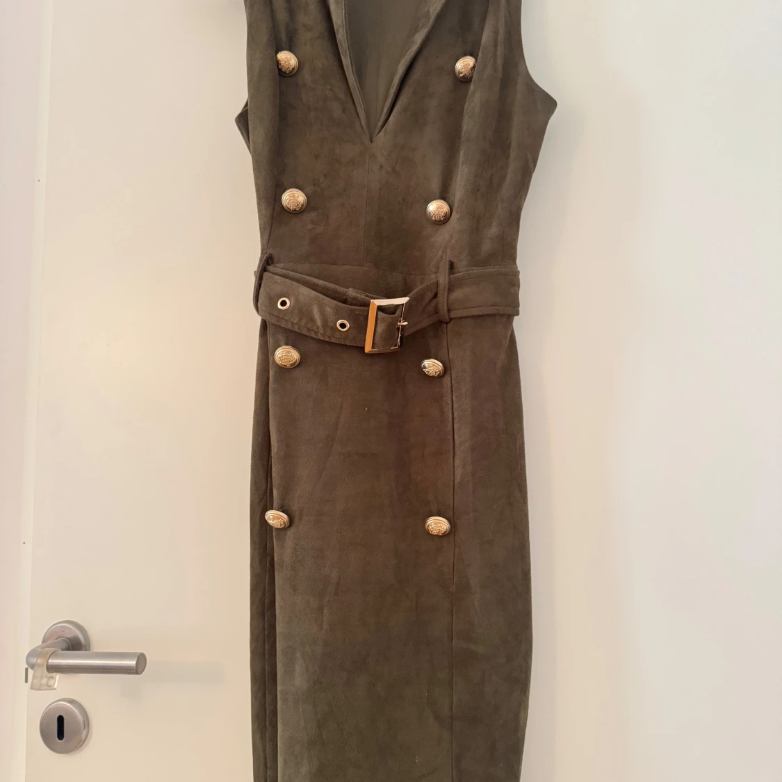 Olivgrön ärmlös klänning med bälte