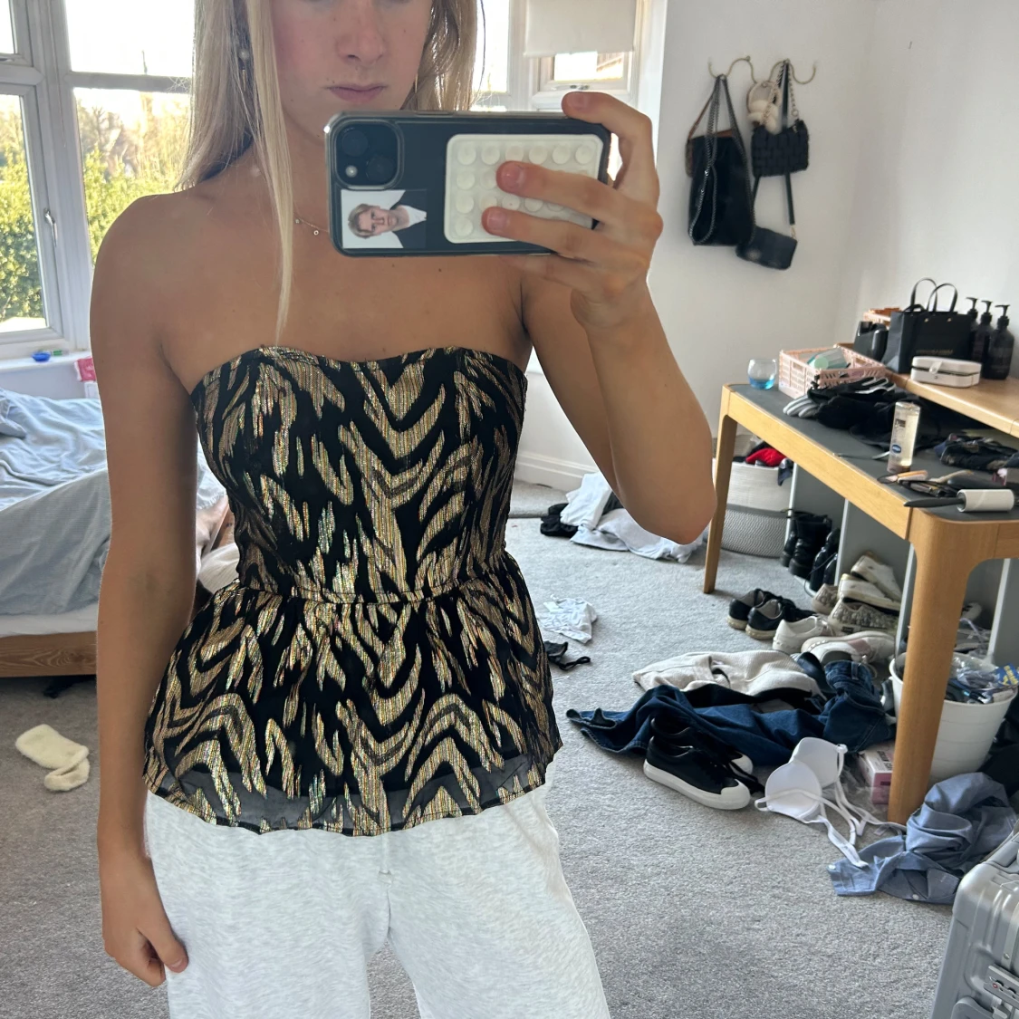 Glittrig axelbandslöd tubtopp i guld - 2