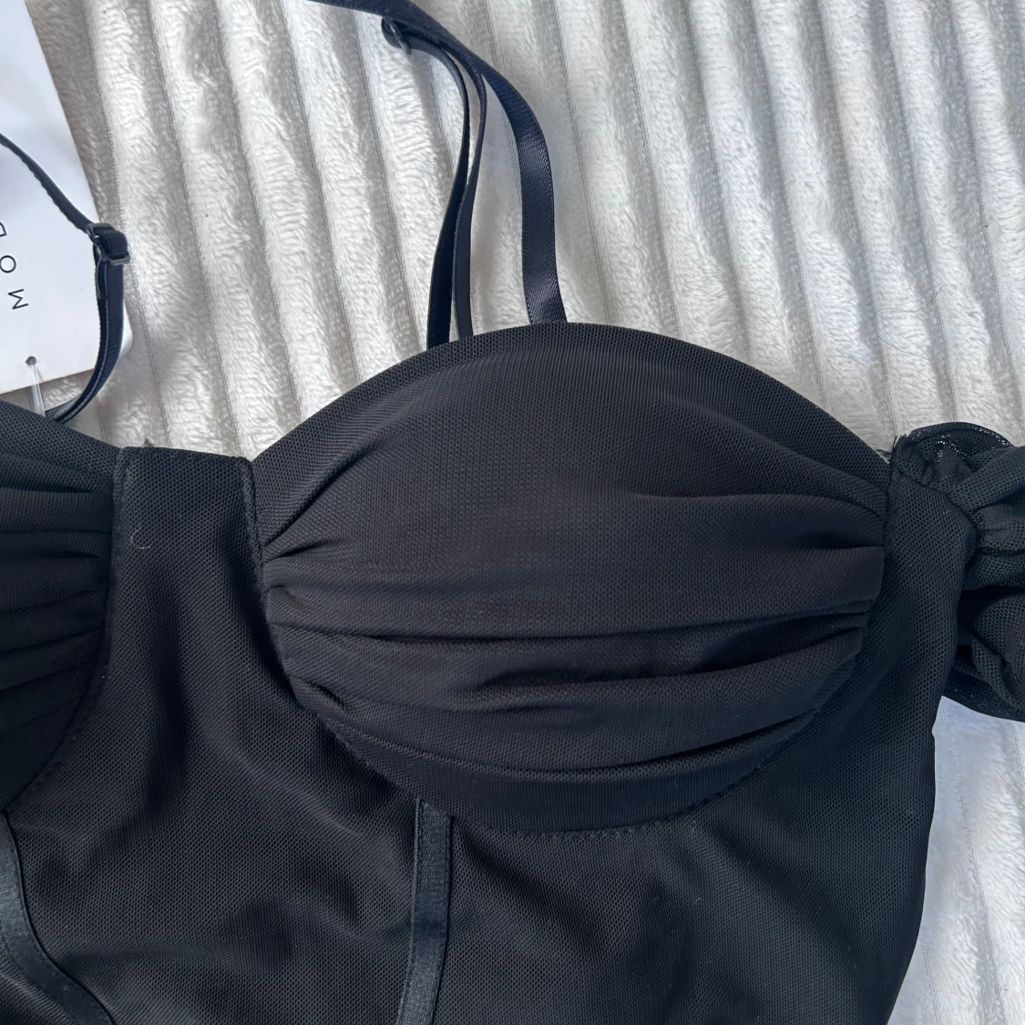 Svart korsettopp med meshärmar Modaline - 1