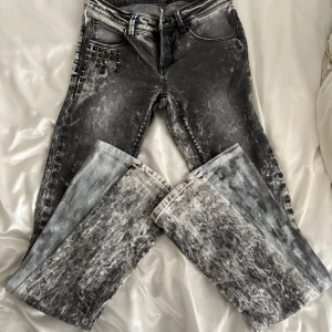 Jeans - Acid wash med nitar, oklart vart de är ifrån