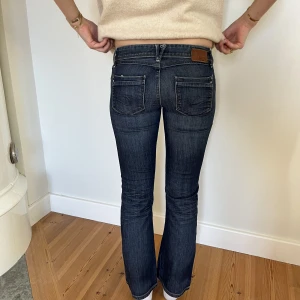 Lågmidjade jeans  - Inte min bild! Snygga vintage jeans!💕  Midjemått( rätt över): 36cm Inerbenslängd: 73cm Lårmått ( rätt över): 23cm   Modellen på bilden är 170cm (som ni ser är dem lite korta) 