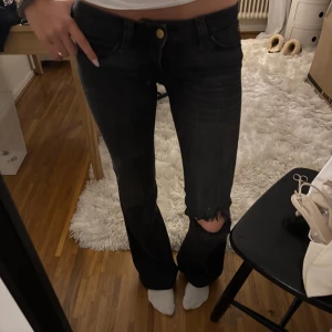 Svarta bootcut jeans med slitning - Jeans med hål!! Midjemått: 36cm men stretchiga innebenslängd: 81cm💓💓