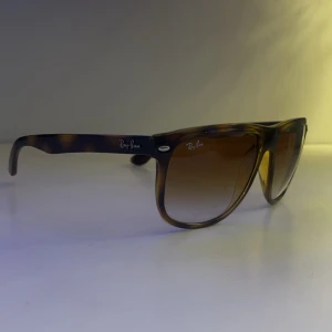  Bruna Ray-Ban boyfriend. - Snygga solglasögon och väldigt efterfrågade Ray-Ban i modellen boyfriend  med brunt leopardmönstrat båge och bruna tonade glas. Hör av dig vid minsta fundering. Kan gå ner i pris vid snabb affär.