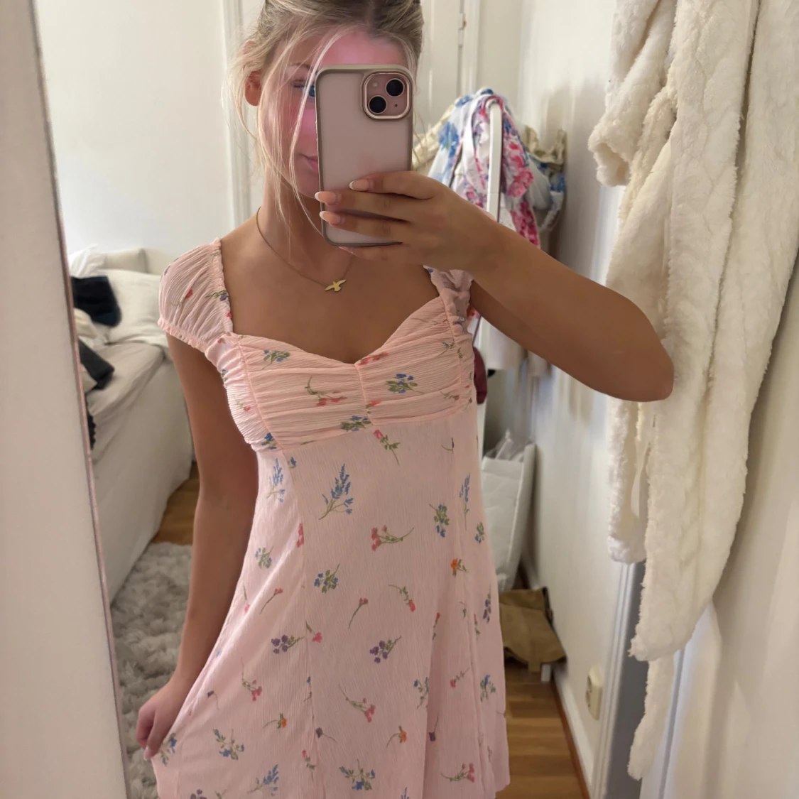 Söt blommig rosa kortklänning - 1