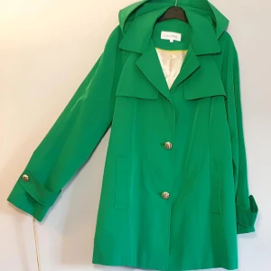 Super Snygg trenchcoat, Calvin Klein, Strl M ! - Super Snygg å bekväm trenchcoat från Calvin Klein med huva, grön, guldiga knappar, enligt bilderna! Denna är från Calvin design å icke erbjudande serie! Alltså väldig väl gjort å fin kroppsform å passning. Knappt använd pga vikt ändrig! Passar Small till Medium å eventuellt Large. Vänligen zooma å titta noggrann på bilderna å gör egen bedömning Tack. Obs! Vid köp av barn artiklar, skickas en liten gåva till barnet som Tack! Allt Gott!💓