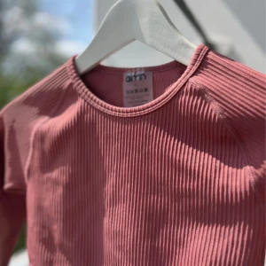 Rosa ribbad långärmad topp från Aimn - Säljer en långärmad croppad topp från Aimn i en snygg dämpad rosa färg. Tröjan är ribbad och har rund halsringning. 