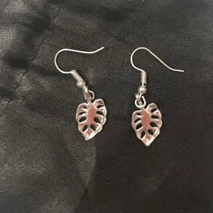 Monstera blad örhängen silver imitation  - Så söta örhängen i form av monstera blad. Ca 0,7 x 1,3 cm. 