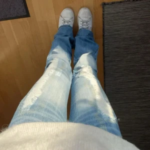 jeans - Säljer eftersom jag har köpt nya jeans och inte använder dessa längre. Dom är använda mycket så ganska slitna längst ner vid jeansen så skriv för bilder, finns även en knapp som inte går av! Skriv för bilder🫰🏼🩵 