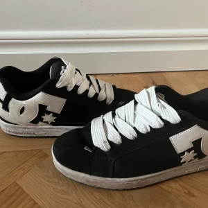 DC skor 😼 - Super snygga DC skor som tyvärr inte kommer till användning. Tror att dem är storlek 41-42? Lite smutsiga så det är därför jag säljer för billigt, om du vill ha fler bilder så är det bara att fråga. Vid snabbt köp kan priset sänkas mer 😻( Köpta här på plick, var redan ganska smutsiga 😼)
