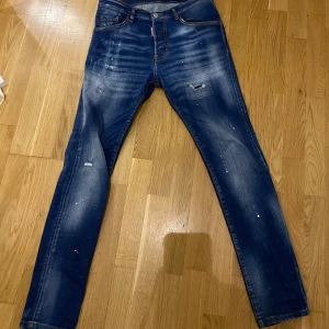 Dsquared2 jeans  - Säljer mina jeans i nytt skick. Äkta. Storlek 44 i italiensk storlek. Motsvarar 30 i vanlig storlek