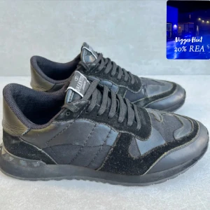 Valentino Rockrunner - ett par riktigt feta rockrunners || perfekta nu till vintern || strlk 40 || skicket är 7,5/10 || ingenting medföljer || hör av er vid intresse!! ( från 2199kr till 1760kr ) 