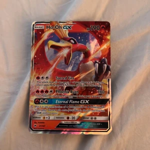 Ho-Oh GX - Samla på denna coola Ho-Oh GX Pokémonkort! Med färgstark design och kraftfulla attacker är det ett måste för alla Pokémon-fans och samlare. Perfekt för att boosta din kortlek eller visa upp i din samling.