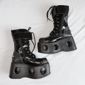New Rock Kängor ⛓️🖤 - Asballa vintage New Rocks med grov sula och många snygga detaljer! 🥵💣I nyskick med kartong, säljer då jag tyvärr aldrig får användning för dem. Äkta läder och mycket tung kvalité!! ⚡️Storlek 38 men passar även 39 (innermått ca 24cm), unisex 📏Köp nu 💌