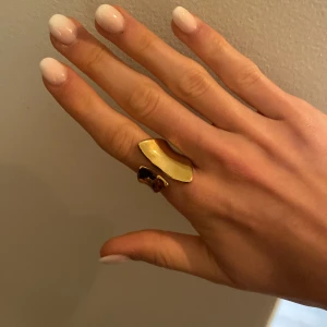 Chunky guldig statementring - Säljer en chunky statementring i guld, väldigt fin och cool! Reglerbar storlek och bra kvalitet💓