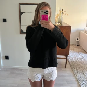 Vita shorts med mönster  - Vita shorts med mönster i strl 32. 