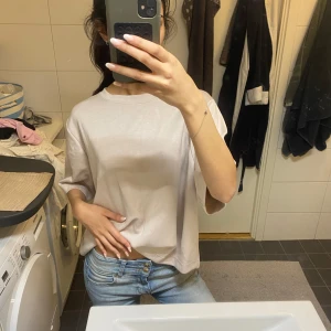 Oversized ljusbeige t-shirt - Säljer en oversized ljusbeige t-shirt med klassisk rund hals och korta ärmar. T-shirten är enkel och stilren, perfekt för en chill look. Materialet känns mjukt och skönt mot huden.