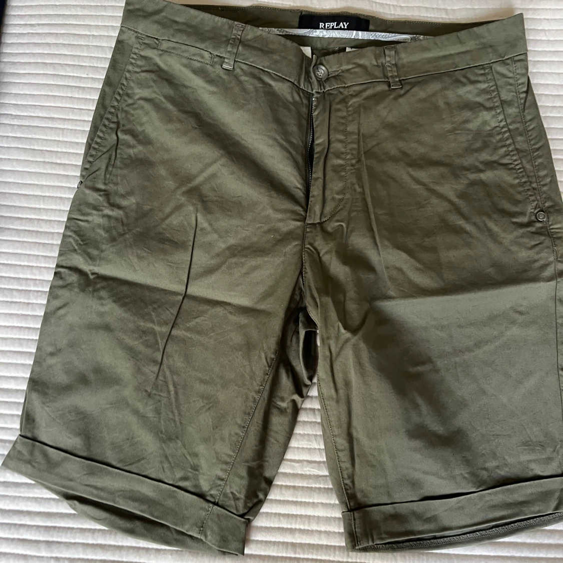 Olivgröna shorts från Replay