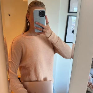 Ljusbeige stickad tröja - Supermysig stickad tröja i en ljusbeige ton från By Malena Birger. Perfekt nu till sommaren🩷