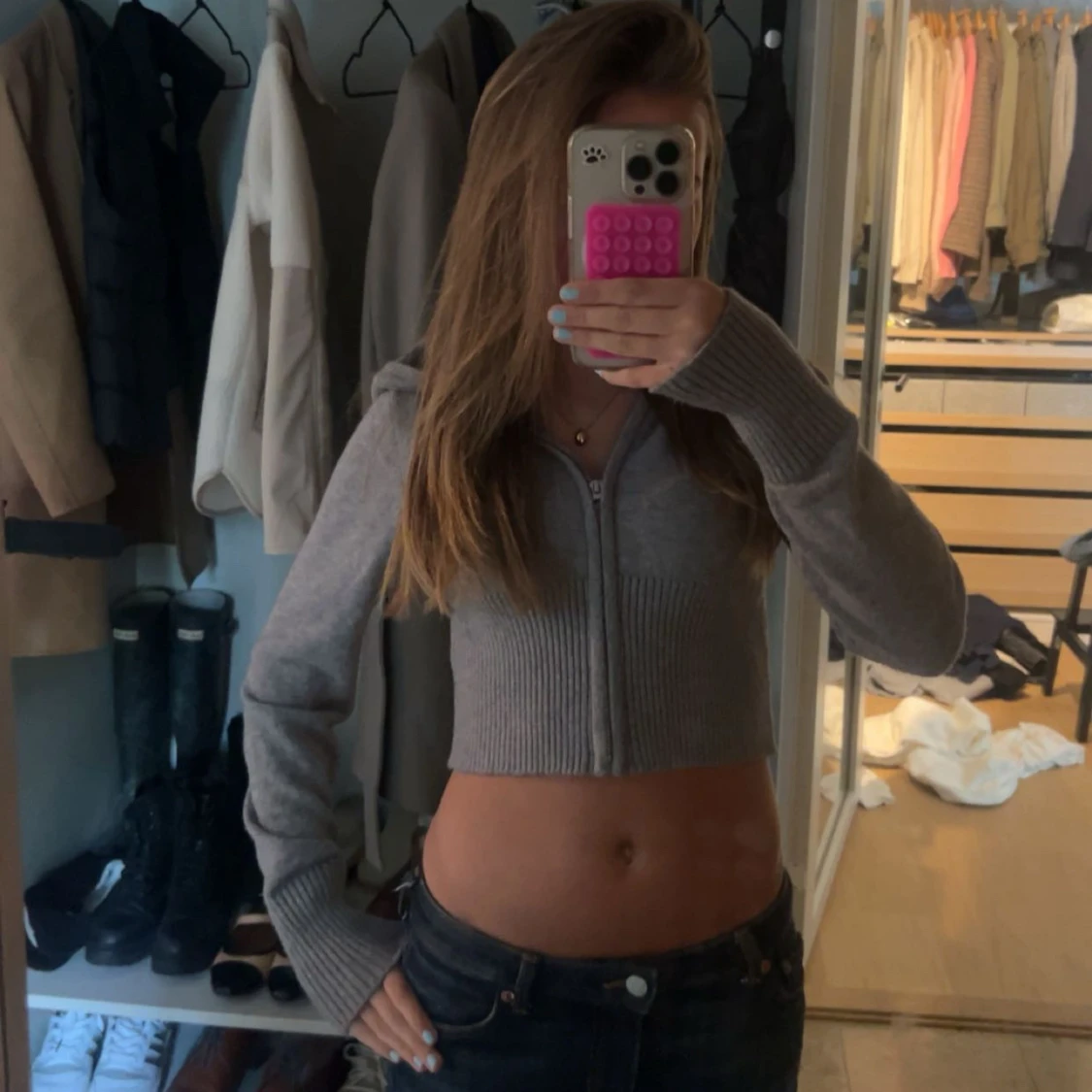 Grå croppad hoodie med dragkedja