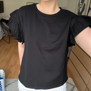 Svart topp - Från Zara, korta volang ärmar. Ny skick i storlek S. Skriv vid frågor/bilder