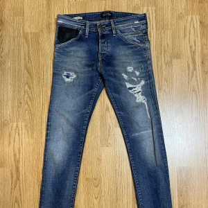 Jack & jones jeans - Slim jeans i modellen slim Glenn. Komm med frågor och bud😁OBS har även ett exakt samma par i storlek 31w/32L i min profil.