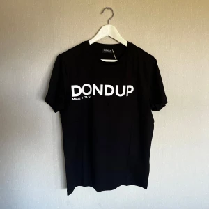 Dondup t shirt (helt ny) - Dondup T-shirt i storlek S modellen är 184 cm och väger va 78 kg (lite för liten)