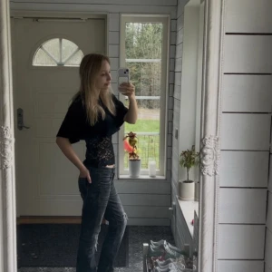 2 delad topp - Ett spets linne och en svart kort t shirt! Lite små skavanker i spets linnet, se bild 4💓