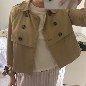 Trenchcoat - Sommar och vår jacka från H&M, jättebra skick!❤️