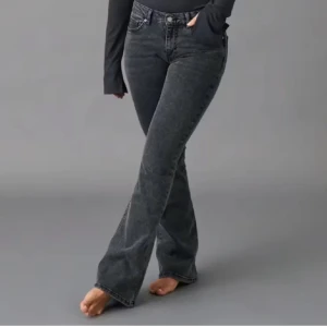 Svart/gråa bootcut jeans - Säljer mina jeans då de är för små, lite defekter men skriv för fler bilder 💕💕