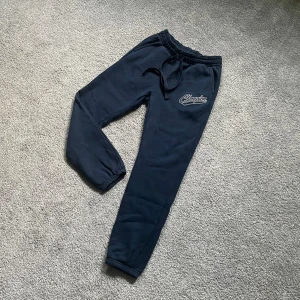 Marinblå mjukisbyxor från Champion - Tja, säljer nu dessa riktigt sköna mjukisbyxor från Champion🔥 Köptes i augusti 2023 men användes knappt de dem var för stora. De har alltså knappt använts o är i princip HELT NYA! Nypris ca 500kr. Skriv vid frågor! Pris är alltid diskuterbart😉🙌
