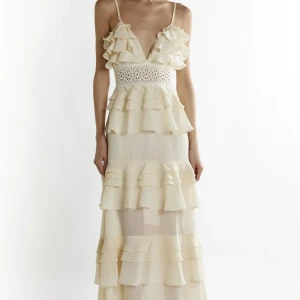 Bal klänning - Säljer min så fina balklänning från True Decadence, storlek 34❤️ klänningen är uppsydd för att passa mig som är 168, men passar även lite längre❤️ endast använd en gång! Skriv för egna bilder. 