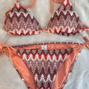 Mönstrad bikini från Forever 21 - As snygg bikini🧡💖🌺Fint skick!