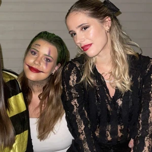 Svart spetsblus från NA-KD - Säljer en svart, transparent och croppad spetsblus från NA-KD. Blusen har långa ärmar, krage och v-ringning. Perfekt för dig som vill ha något unikt och trendigt i garderoben! Den är använd någon enstaka gång bara. 