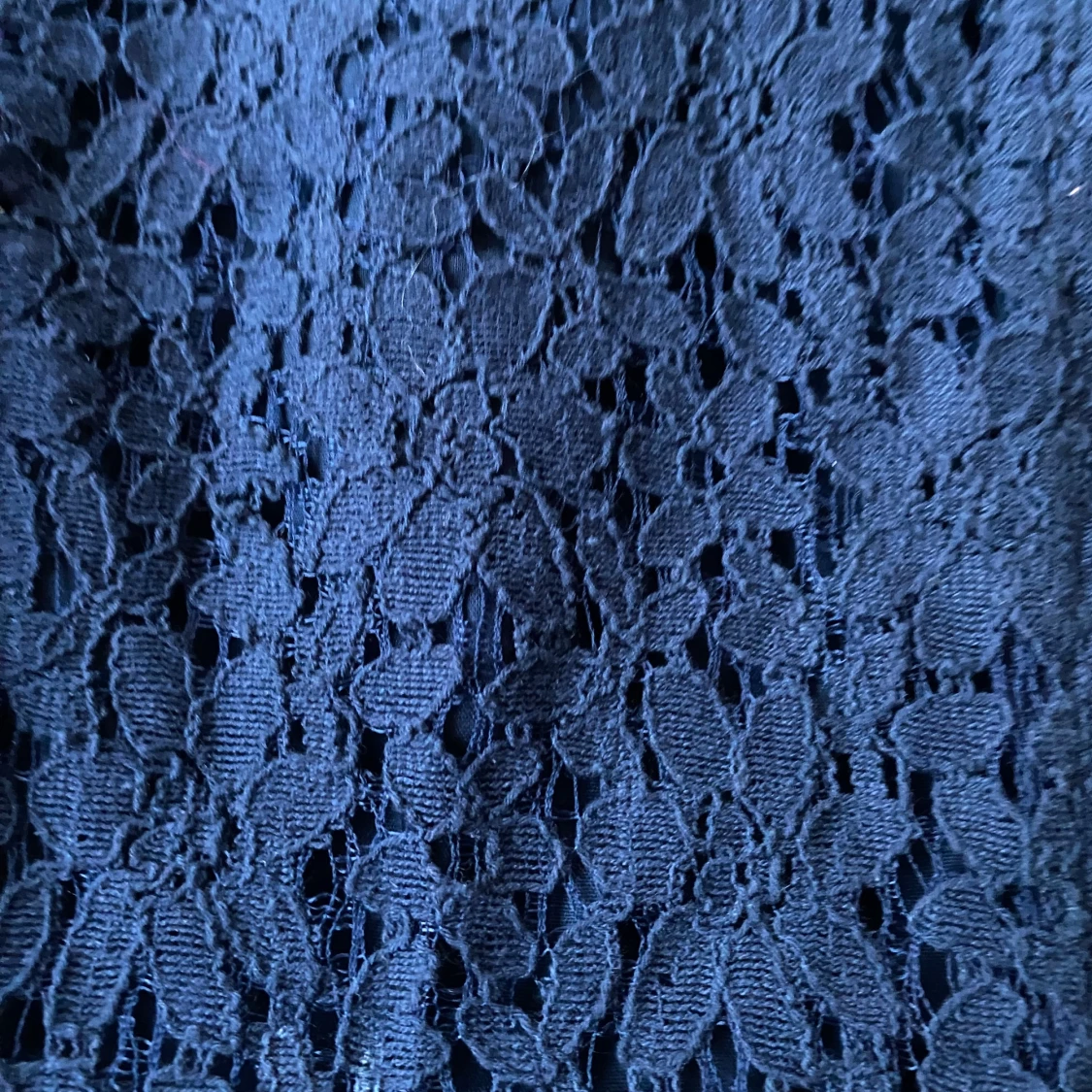 Marinblå spetsklänning från Hampton Republic - 3