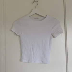 Vit t-shirt - Använd max 5 gånger, mycket bra skick. Lite kortare i modellen