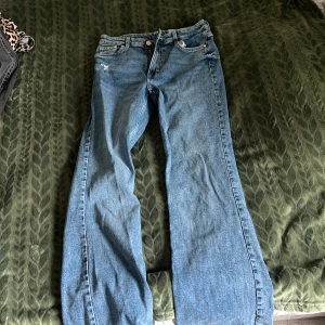 Jeans  - Blå fina jeans som är bootcut från oklart men är i jätte fint sick inget som är trasigt elr sånt i storlek 36