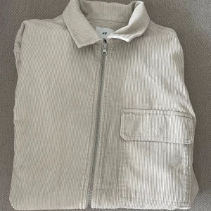 Overshirt - Overshirt jacka från HM. Nypris 799kr. Köparen står för frakten. Pris kan diskuteras vid snabb affär.