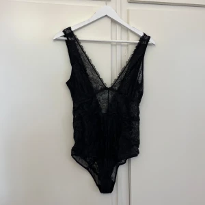 Spetsbody  - Säljer denna super snygga spets bodyn ifrån & Other stories i storlek 38. Jätte snygg och sitter som en smäck men får tyvärr inte användning av den därav säljer jag den! Helt oanvänd endast testad! Prislappen är kvar🌸