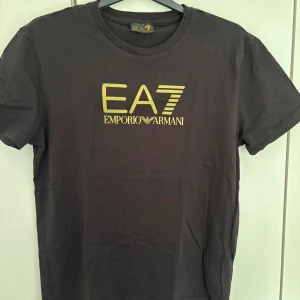 Emporio Armani EA7 T-shirt  - Säljer en t-shirt från EA7, knappt använd och i bra skick. 