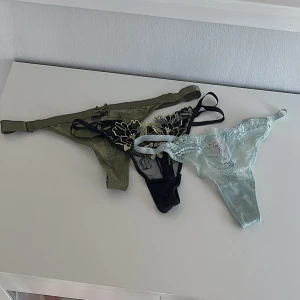 3-Pack spets stringtrosor 💚🖤🩵 - 3-Pack oanvända spets stringtrosor i storlek S från HunkeMöller! Nypris 567kr! FÖRST TILL KVARN!🩵🖤💚