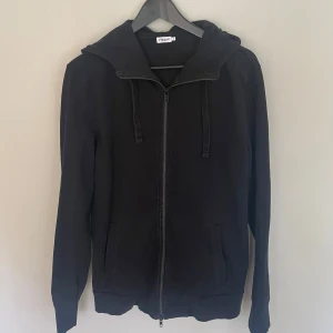 Filippa K Hoodie - Filippa K Hoodie | Storlek: M | Skick: Mycket bra | Pris: 149kr | Hör av dig vid frågor eller för fler bilder om du är intresserad!👏